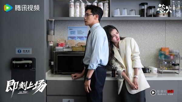 《即刻上场》是根据职场真人秀《令人心动的offer》改编的电视剧，主打青春热血职场群像。《即刻上场》讲述君安律师事务所首次设立了挑选优秀实习生入职的“识君计划”，获选的幸运儿将能得到一大笔奖金和正式留用的雇佣合约。经过严格选拔，七位佼佼者脱颖而出，来到北京总部，开始为期三个月的职场竞技挑战。