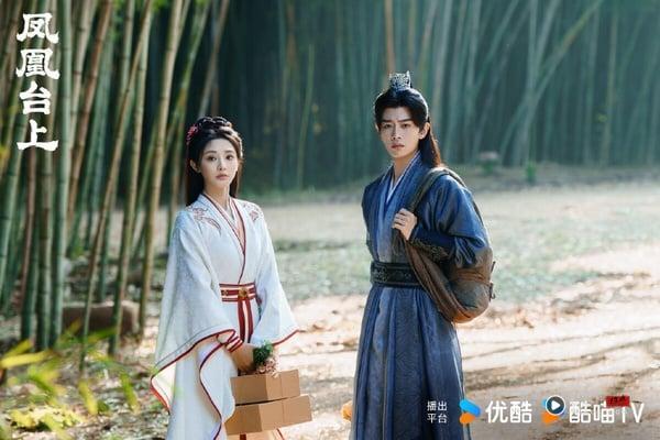 任嘉伦《凤凰台上》豆瓣开分仅4.8，意外低分！《凤凰台上》第一集就祭出霸道皇帝强制爱的情节，其实剧情有看点，只是许多情节都让人想到《东宫》。《凤凰台上》被认为是《东宫》的低配复制版，演员配置、服化美感都不及《东宫》，且同样题材，短剧已经拍了太多，短剧更狗血、更刺激，相较之下《凤凰台上》就没有那么强的吸引力。