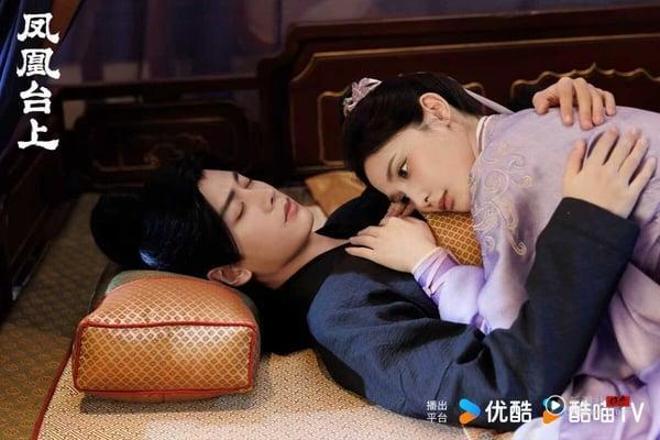 任嘉伦《凤凰台上》豆瓣开分仅4.8，意外低分！《凤凰台上》第一集就祭出霸道皇帝强制爱的情节，其实剧情有看点，只是许多情节都让人想到《东宫》。《凤凰台上》被认为是《东宫》的低配复制版，演员配置、服化美感都不及《东宫》，且同样题材，短剧已经拍了太多，短剧更狗血、更刺激，相较之下《凤凰台上》就没有那么强的吸引力。