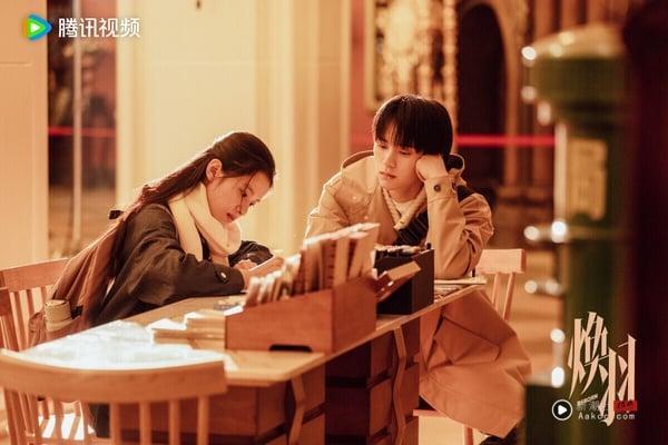 电视剧《焕羽》男主角明盛（周翊然 饰）眼神深情的望着女主角张靓仪