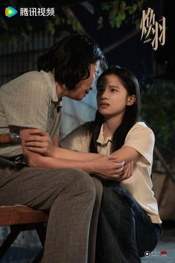 高分电视剧《焕羽》中，女主角乔青羽（张婧仪 饰）穿着校服，表情坚毅