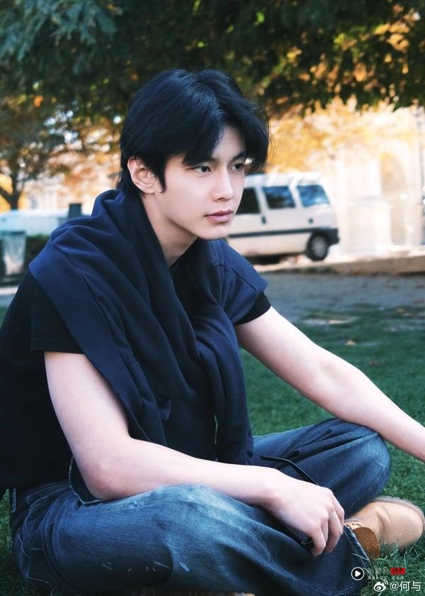 《双轨》何与的7件事：具回族血统、曾出演《陷入我们的热恋》，大秀紧实腹肌超养眼