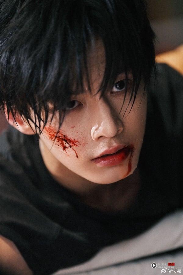 《双轨》何与的7件事：具回族血统、曾出演《陷入我们的热恋》，大秀紧实腹肌超养眼