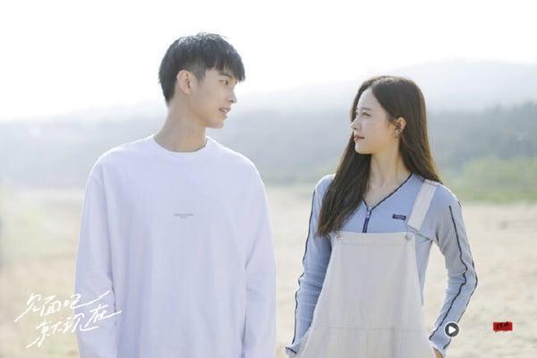 《双轨》何与的7件事：具回族血统、曾出演《陷入我们的热恋》，大秀紧实腹肌超养眼