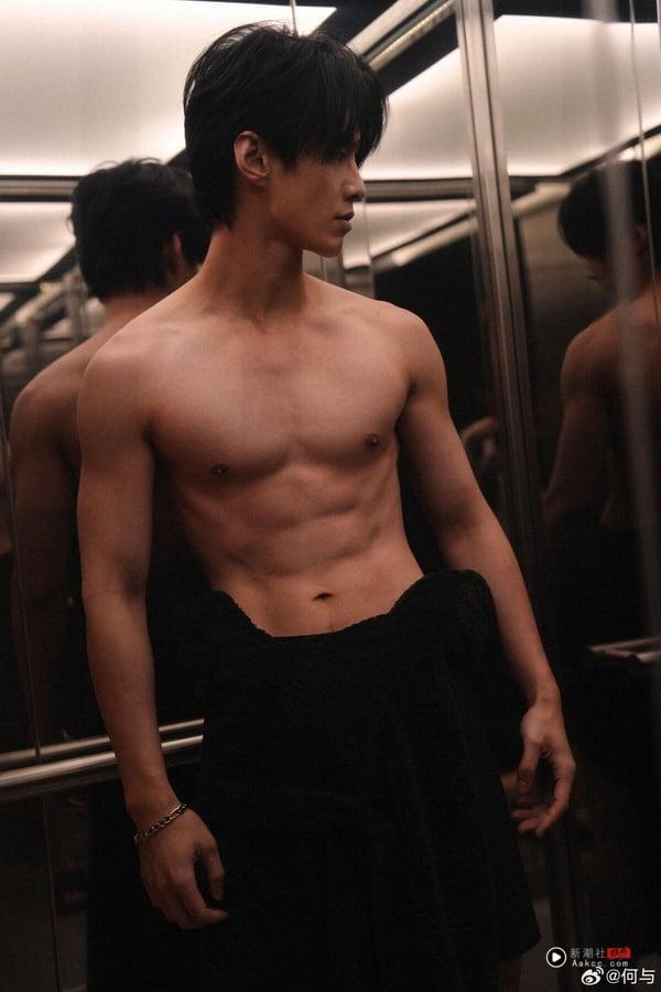 《双轨》何与的7件事：具回族血统、曾出演《陷入我们的热恋》，大秀紧实腹肌超养眼