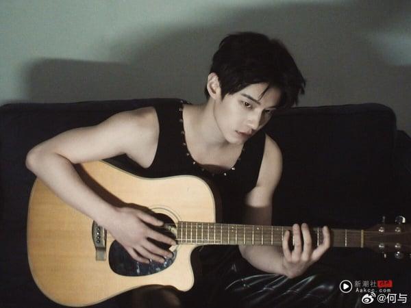 《双轨》何与的7件事：具回族血统、曾出演《陷入我们的热恋》，大秀紧实腹肌超养眼