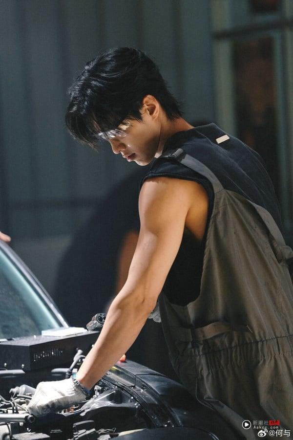 《双轨》何与的7件事：具回族血统、曾出演《陷入我们的热恋》，大秀紧实腹肌超养眼