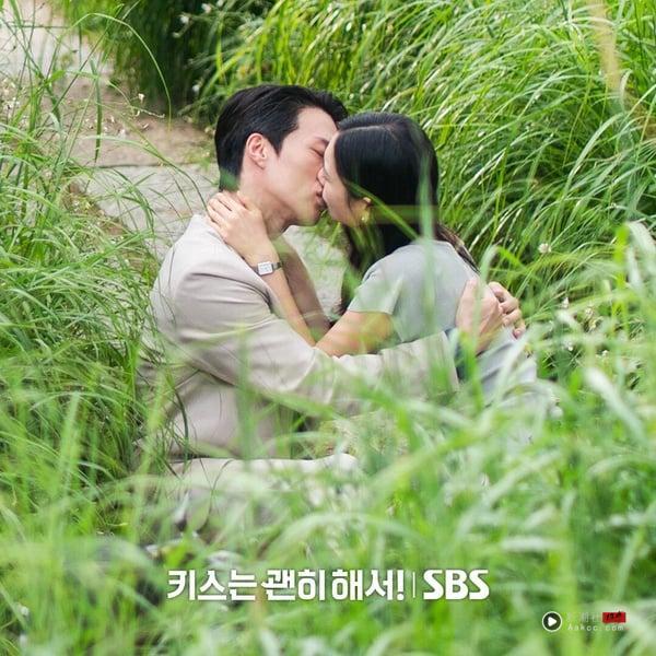 韩剧《一吻爆炸》中张基龙与安恩真在户外的亲吻画面，相较被网友评为不够火辣的床戏画面，更有苏感
