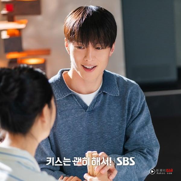 Netflix韩剧《一吻爆炸》中，男主角张基龙饰演的孔志赫与女主角安恩真饰演的高多琳，展开爆笑罗曼史