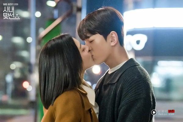 《社内相亲》主CP安孝燮与金世正交往后的剧情，部分观众认为甜腻，精彩度不如副CP的放闪画面。