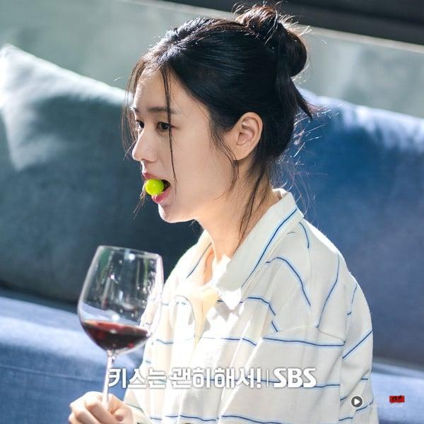 一吻爆炸》主角张基龙与安恩真交往后的剧情画面，评价两极，收视面临考验。