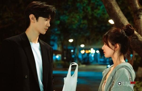 赵露思《偷偷藏不住》是近年大火的甜宠剧，剧版有拍出小说里青春高糖的感觉，节奏不拖沓。《偷偷藏不住》的导演李青蓉曾指导过杨紫《亲爱的，热爱的》，以及高评价中国台湾电视剧《花甲男孩转大人》，导演很会拍！