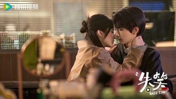 《失笑》热度不高，但评价不错，这是脱口秀搞笑女vs.述情障碍高冷男的逗趣罗曼史。《失笑》剧情轻松甜蜜，林一和沈月CP火花还不错。这部剧的导演是郭敬明《小时代》系列的摄影指导，当年《小时代》充满质感的画面曾引起讨论。接下来车导也将执导人气小说改编的甜宠剧《不二之臣》，这部也很受关注！