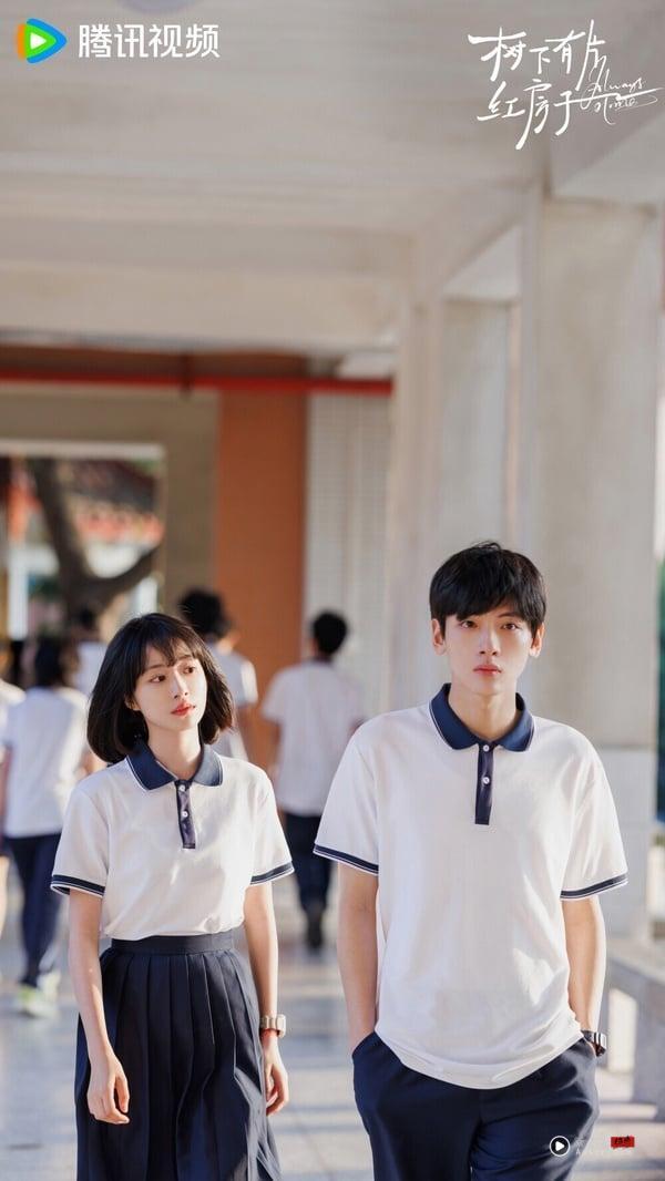 甜宠剧《树下有片红房子》中，杨肸子饰演的陈欢尔与翟潇闻饰演的景栖迟在校园里的清新互动