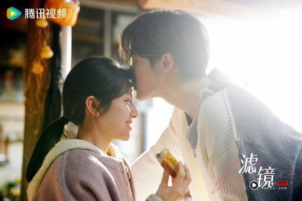 电视剧《滤镜》中，男主角檀健次温柔地亲吻女主角李兰迪的额头，展现CP火花