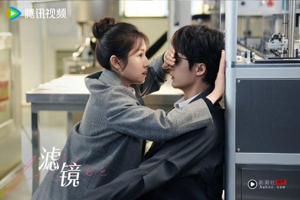 2025甜宠电视剧《滤镜》剧照，檀健次与李兰迪两人穿着情侣装，互动搞笑又甜蜜。