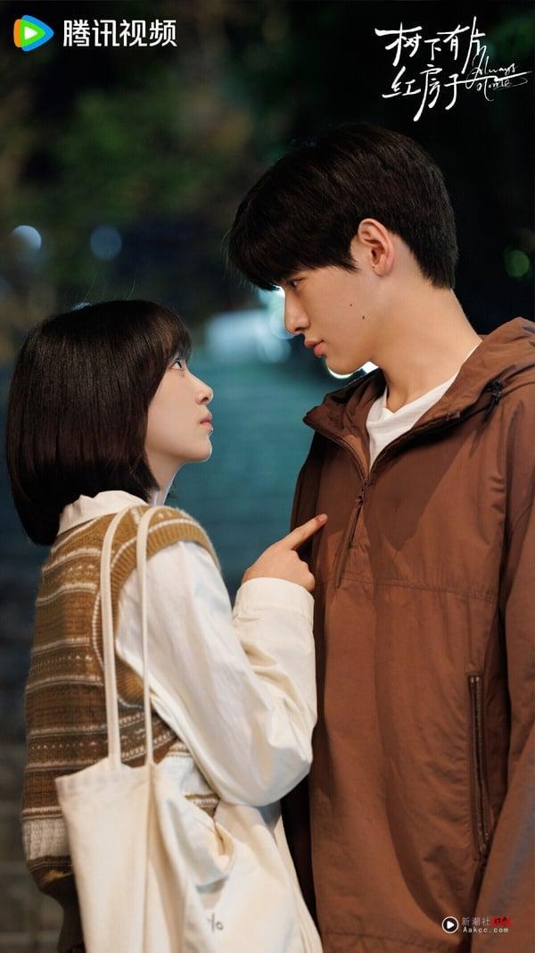 电视剧《树下有片红房子》CP剧照，翟潇闻温柔地看着杨肸子，氛围甜蜜