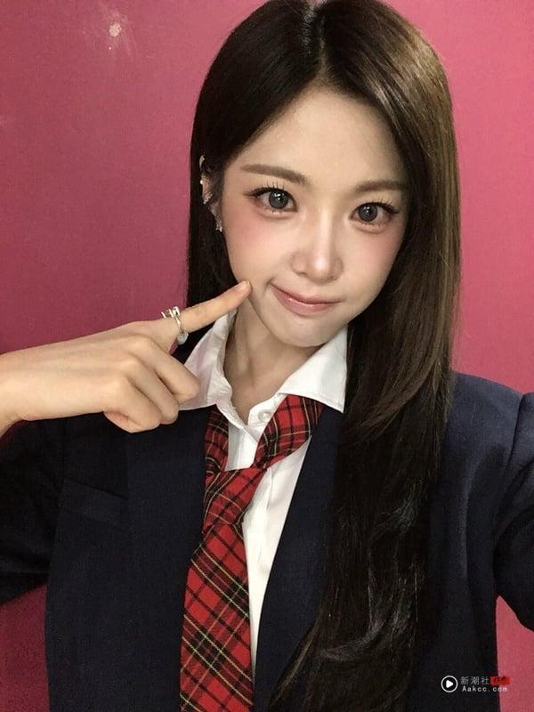 tripleS中国台湾成员许念慈穿着高校服打歌服，手戳脸颊，模样可爱
