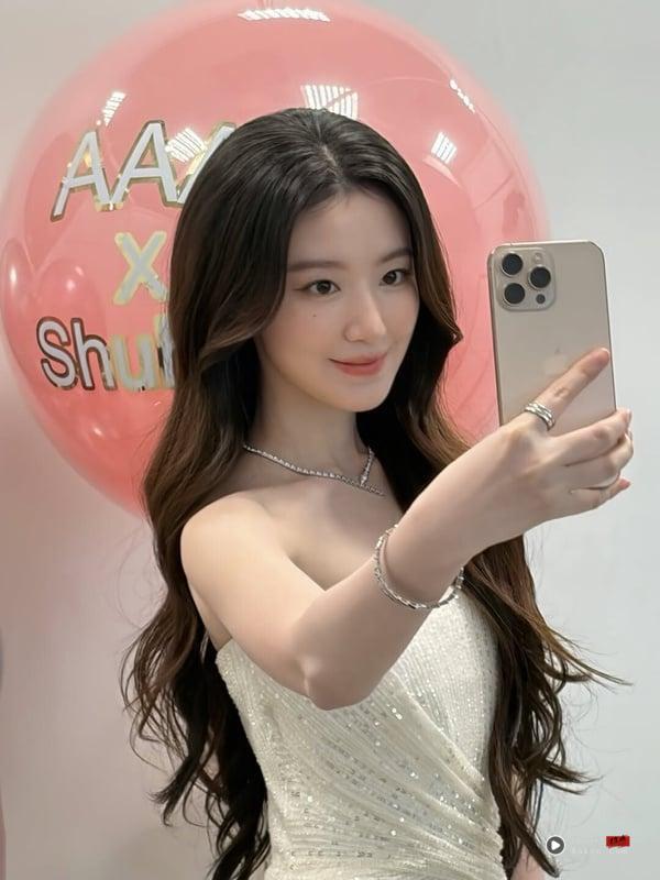 (G)I-DLE中国台湾成员叶舒华的个人花絮照，她身穿白色洋装，正在拿着手机自拍