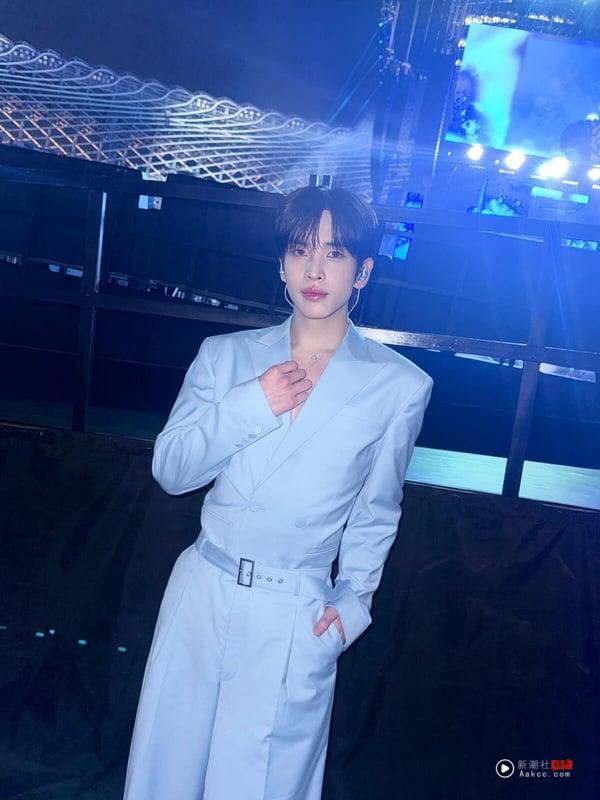 CRAAITY台裔成员Allen马莳权主持2025 Acon，穿着水蓝正装准备上台前的自信笑容