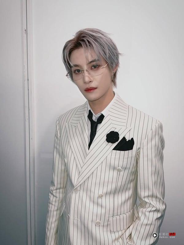 NCT及WayV中国台湾成员扬扬染着金发、穿着黑条纹白色西装的个人形象照
