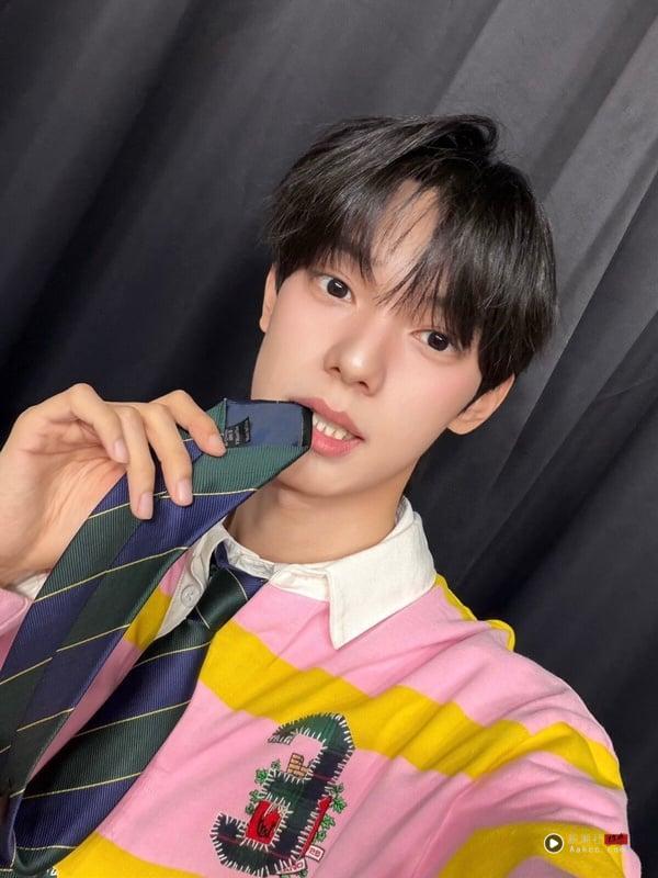 中国台湾SOLO男歌手崔立于穿着类高中校服打上领带，展现初恋系美男的清新气质
