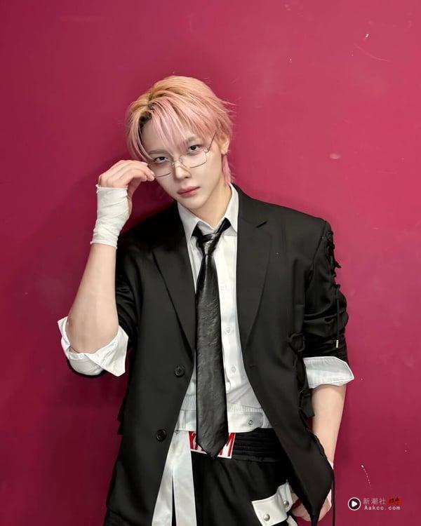 &amp;amp;amp;TEAM中国台湾成员王奕翔穿着黑色西装与白衬衫打歌服，展现帅气