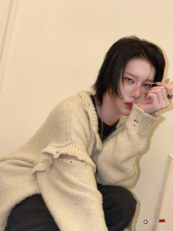 XLOV中国台湾成员陈冠叡流着长发，化着精致妆容展现出无性别的样貌