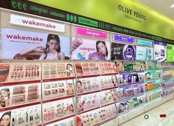 不用飞韩国！康是美“桃华门市”开幕！进驻OLIVE YOUNG各大品牌、张员瑛隐眼通通有！