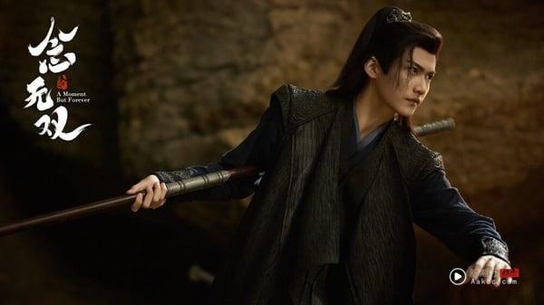 今年才凭《树下有片红房子》获得观众喜爱的周柯宇，这次在《狙击蝴蝶》饰演年下弟弟，苏感超强，也掳获不少粉丝心！而周柯宇自出道以来，也是接演时装剧居多，目前只演过一部古装剧《念无双》，但在剧里的戏份不算多，所以观众们没有太多印象。