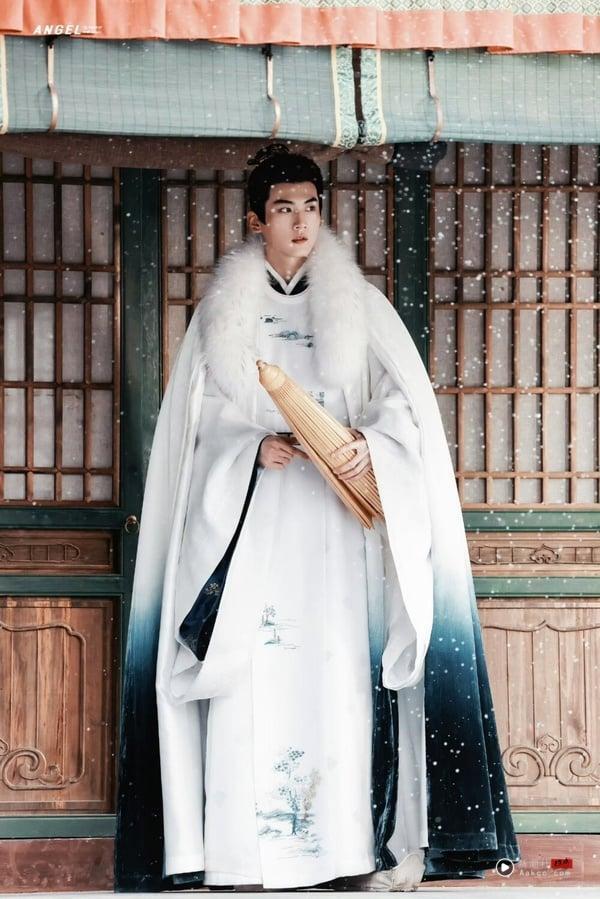 不过周柯宇接下来有2部古装待播剧，分别是《一枕春华》及《金吾不禁》，讨论度比较高的是《金吾不禁》，搭档的是于力捧的赵晴，日前网上也有周柯宇的造型路透照曝光， 一袭白色古装的造型少年感十足，感觉服化质感很不错，可以期待一下！