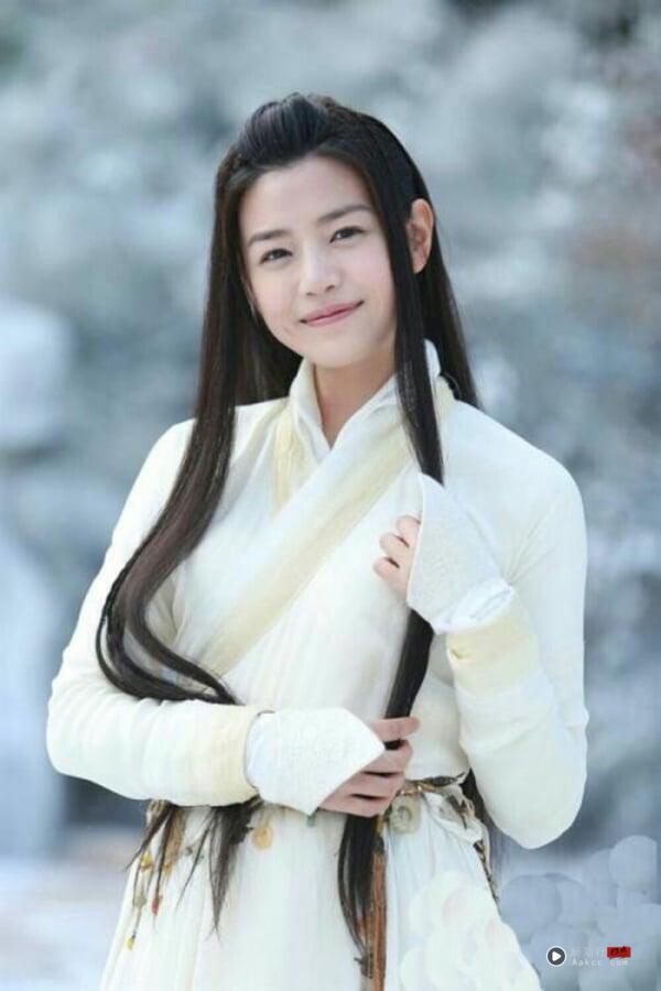 陈妍希比较少接古装剧，大家最印象深刻的应该是2014年搭档陈晓的《神雕侠侣》，不过网上对她的古装扮相却是评价两极，形象太过清纯，反而完全没有小龙女该有的仙气！