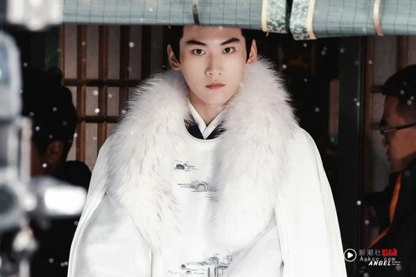 不过周柯宇接下来有2部古装待播剧，分别是《一枕春华》及《金吾不禁》，讨论度比较高的是《金吾不禁》，搭档的是于力捧的赵晴，日前网上也有周柯宇的造型路透照曝光， 一袭白色古装的造型少年感十足，感觉服化质感很不错，可以期待一下！