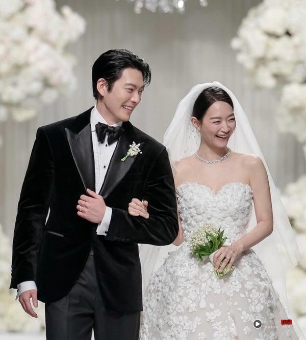 金宇彬申敏儿婚礼细节曝光：结婚婚纱、珠宝、场地布置到伴手礼一次整理！