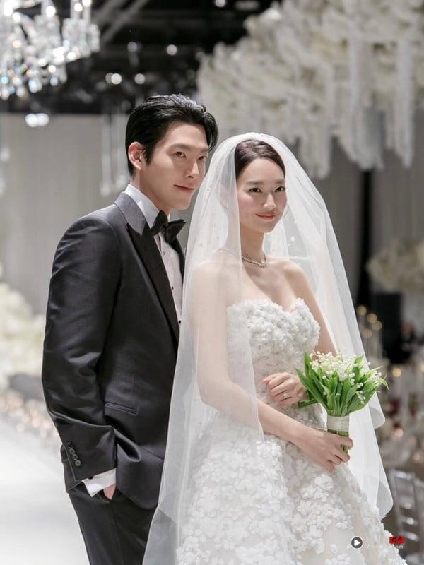 金宇彬结婚礼服：Ralph Lauren Purple Label