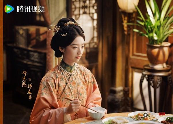 《花开锦绣》是热度蛮高的待播古装剧，找来《长乐曲》CP丁禹兮、邓恩熙二搭，两人先前就很有CP火花，外型、演技都相当般配。而《花开锦绣》原着小说和《九重紫》出自同一个作者，还找来《折腰》导演邓科指导，可以期待！