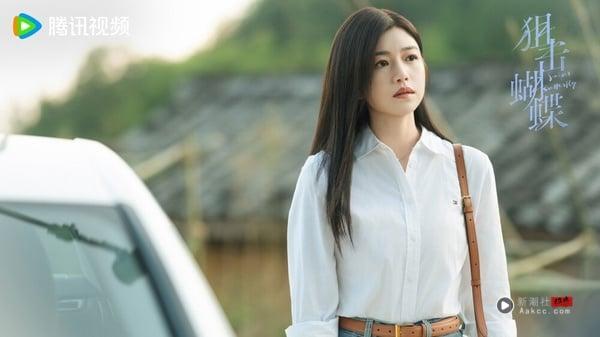 陈晓、陈妍希自2016年结婚后，被传婚变很多年，直到今年2月两人才在微博宣布离婚声明。陈妍希和陈晓结婚后，其实就蛮少拍戏的，重心都放在家庭上，所以离婚后，陈妍希也接了不少新剧，而这次搭档周柯宇的《狙击蝴蝶》，两人戏外虽相差19岁，但搭在一起的CP火花强，姐弟恋很好嗑，也让陈妍希再次爆红，甚至不少网友都表示，陈妍希离婚后整个状态都变好了，让人梦回《那些年》里的沈佳宜！