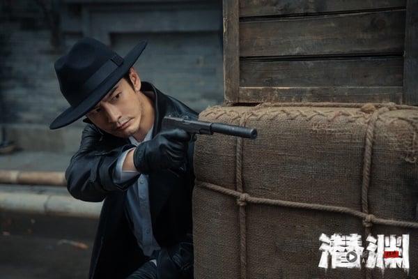 黄晓明离婚后，靠着《鬓边不是海棠红》反转油腻霸总形象，之后又接连出演综艺《乘风破浪的姐姐》、《中餐厅》等，收获不小的热度，每年都很稳定地在拍戏。