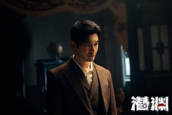 黄晓明离婚后，靠着《鬓边不是海棠红》反转油腻霸总形象，之后又接连出演综艺《乘风破浪的姐姐》、《中餐厅》等，收获不小的热度，每年都很稳定地在拍戏。