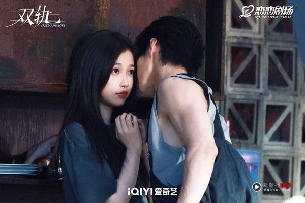 虞书欣《双轨》主打“伪骨科兄妹恋”，主角是没有血缘关系的兄妹。《双轨》播出前就因为虞书欣而被关注，播出后目前虽然没有像赵露思《许我耀眼》、白敬亭《难哄》那样冲出极高热度，但也小有话题。