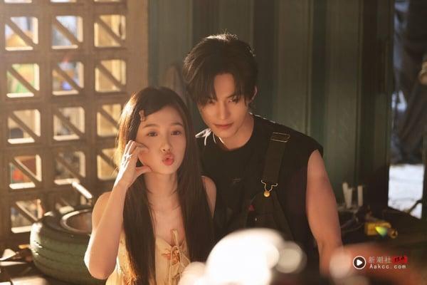 虞书欣《双轨》主打“伪骨科兄妹恋”，主角是没有血缘关系的兄妹。《双轨》播出前就因为虞书欣而被关注，播出后目前虽然没有像赵露思《许我耀眼》、白敬亭《难哄》那样冲出极高热度，但也小有话题。