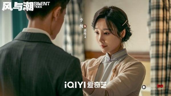 任嘉伦《凤凰台上》播完后，紧接着又有新剧《风与潮》开播。《风与潮》是历史抗战题材，讲述二战期间，澳门成为各地区战略物资中转交换的中心，被推到风口浪尖。银号老板何贤在金融贸易、情报运输等战线，与日伪势力展开暗战的故事。