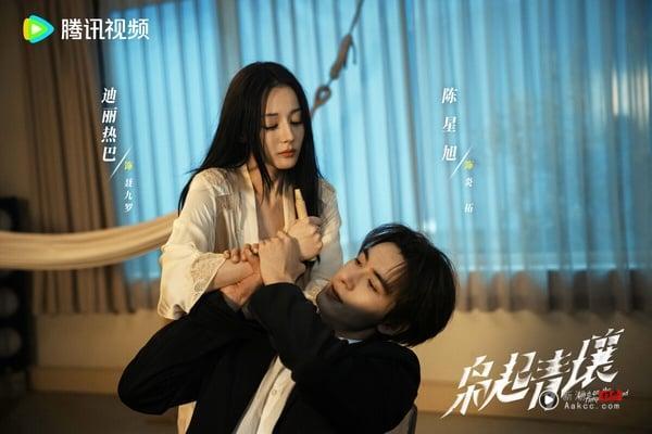 《枭起青壤》是迪丽热巴难得尝试的奇幻冒险剧，题材很新鲜，剧里把中式志怪的氛围铺陈得很到位，打戏俐落精彩，迪丽热巴又美又飒，和陈星旭外型很搭呢！只是可惜《枭起青壤》节奏把控不佳，明明是很吸引人的题材，却没有紧紧吊住观众胃口，不会像《许我耀眼》、《狙击蝴蝶》让人着急地想一集集看下去，后续就越播越下沉。