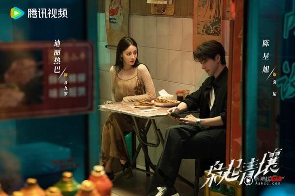 《枭起青壤》是迪丽热巴难得尝试的奇幻冒险剧，题材很新鲜，剧里把中式志怪的氛围铺陈得很到位，打戏俐落精彩，迪丽热巴又美又飒，和陈星旭外型很搭呢！只是可惜《枭起青壤》节奏把控不佳，明明是很吸引人的题材，却没有紧紧吊住观众胃口，不会像《许我耀眼》、《狙击蝴蝶》让人着急地想一集集看下去，后续就越播越下沉。