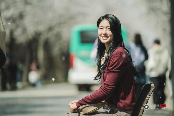 要像“追星”一样爱自己——为自己花钱、应援、吹彩虹屁，允许自己有“不营业”的日子