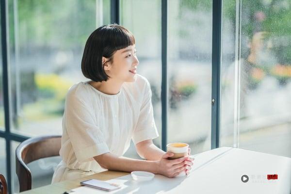 要像“追星”一样爱自己——为自己花钱、应援、吹彩虹屁，允许自己有“不营业”的日子