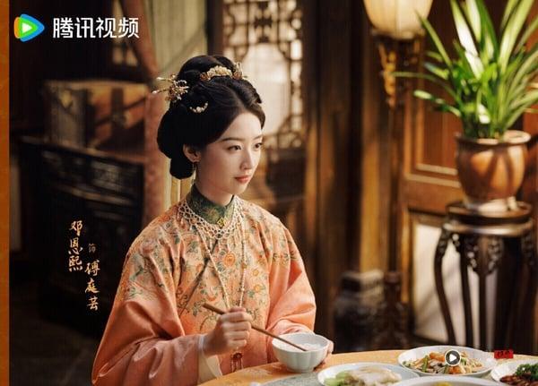 《花开锦绣》是热度蛮高的待播古装剧，找来《长乐曲》CP丁禹兮、邓恩熙二搭，两人先前就很有CP火花，外型、演技都相当般配。而《花开锦绣》原着小说和《九重紫》出自同一个作者，还找来《折腰》导演邓科指导，阵容很华丽。