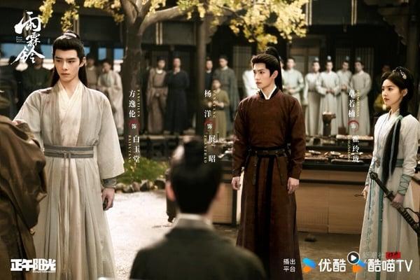 《雨霖铃》虽然主打大男主剧，但故事其实围绕在展昭、霍玲珑、白玉堂三人展开，三人小队的群像很好看呢！而日前《雨霖铃》迎来大结局，这部剧越到后面越催泪。原本展昭中毒，还以为要悲剧收尾，不过最后展昭与白玉堂成功复仇，假死脱身，最终剧情暗示两人化名出现，再次与霍玲珑重逢。而番外篇也透露展昭与白玉堂再次结伴闯荡江湖。