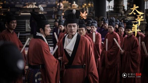 《太平年》不是以爱情线为主的古偶，这部剧以五代十国为背景，故事很震撼。这是一个民不聊生的乱世，第一集就上演了人吃人的环节。更可怕的是，这都是基于史实改编。《太平年》故事有内容，不仅有市井小民的生活，也有各方阵营的权谋暗斗，配角没有一个是工具人，每个人物都有血有肉，剧本真的很厉害！