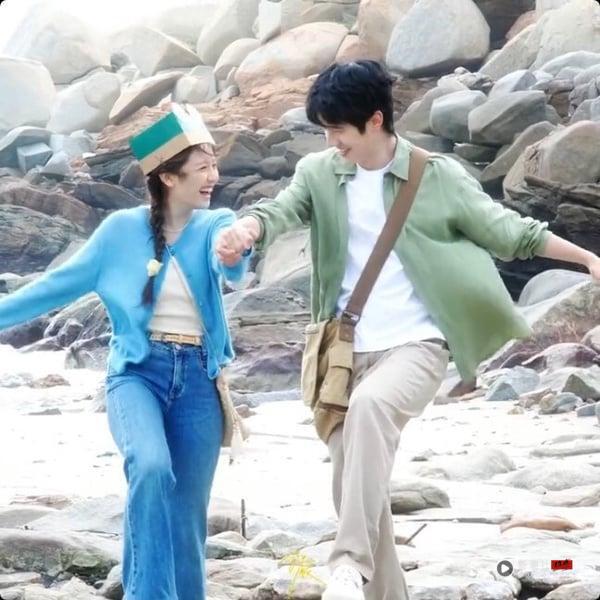 《海岛舒服日志》由刘昊然、李兰迪主演，两人都是实力派演员，很擅长青春剧，演技可以放心，而且两人看起来都有满满的青春感，很搭。值得一提的是，《海岛舒服日志》导演刘畅就是当时拍《你好，旧时光》及《最好的我们》的导演，这次再度合作也可以算是“振华同学会”了！